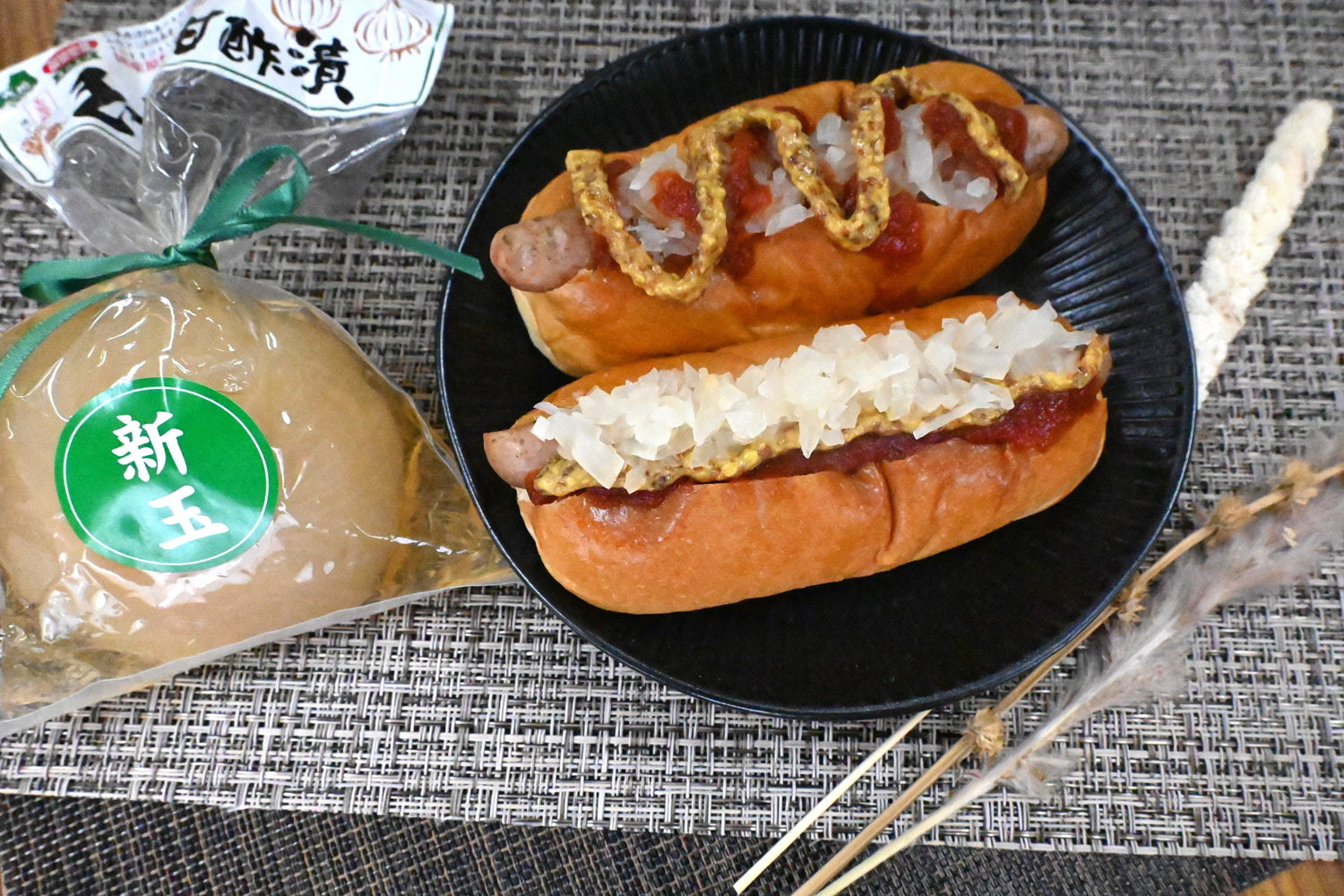 玉葱の甘酢漬でホットドッグ