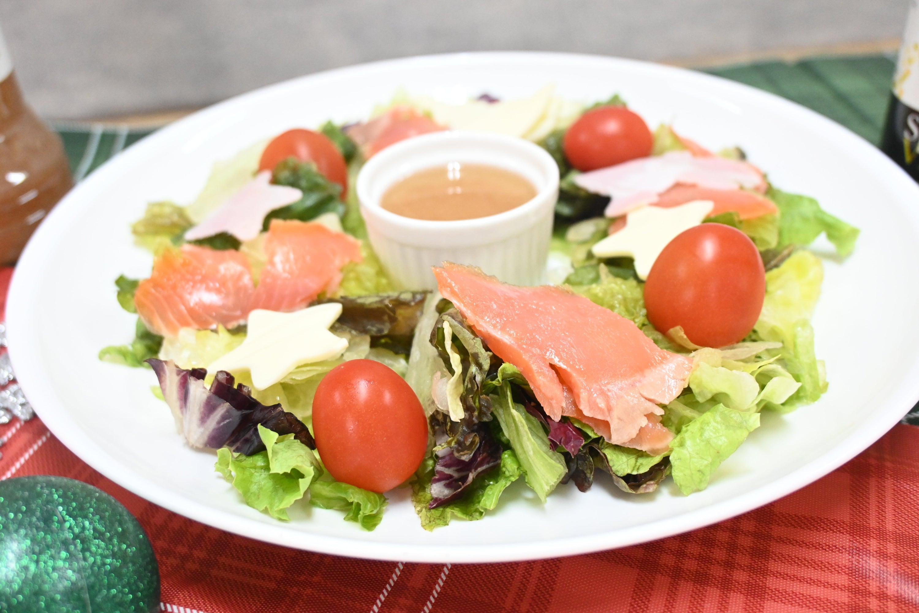スモークサーモンのリースサラダ