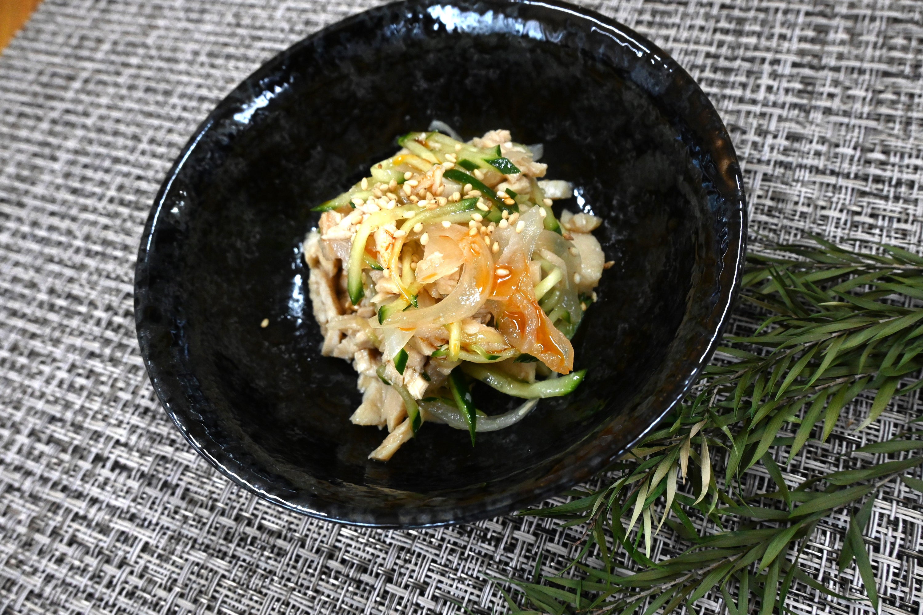 玉葱の甘酢漬と蒸し鶏の中華和え